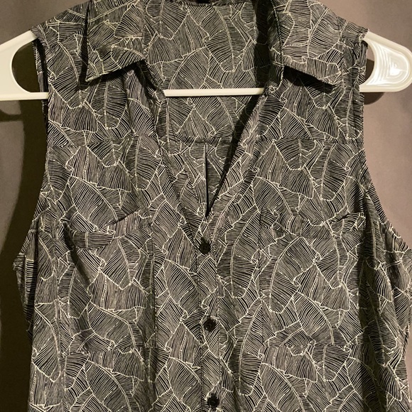 Express Black and White Sleeveless Blouse - Picture 2 of 3